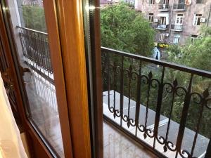 En balkon eller terrasse på Luxury City Center Tumanyan street Apartment