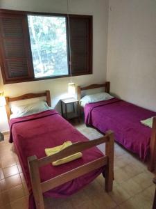 ウバトゥバにあるVila Betâniaのベッドが2つと窓のある部屋