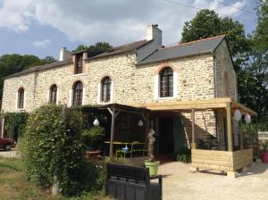 an old brick house with a bench in front of it at O Bois Dormant- Studio Vue Rance River et viaduc de DINAN in Lanvallay