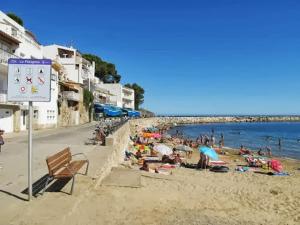 un gruppo di persone su una spiaggia vicino all'acqua di Ca la Estrella I l'Estartit a L'Estartit