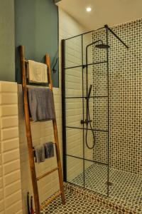 eine Dusche mit Glastür im Bad in der Unterkunft LM Luxury Central Loft in Larisa
