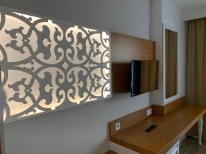 TV a/nebo společenská místnost v ubytování The Sansa Hotel & Spa