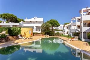 Bazén v ubytování Fresh Sunny Flat with Pool & Terrace by Host Wise nebo v jeho okolí