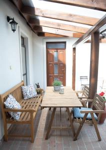 Levendula Apartman في هيغيكو: طاولة وكراسي خشبية على الفناء