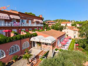 an aerial view of a hotel with tables and umbrellas at Hotel Acquamarina in Portoferraio
