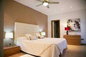 a bedroom with a bed and a ceiling fan at El Tornadillo in Gálvez +28 photos