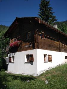 Casa blanca grande con techo de madera en Alter Lärch en Blatten bei Naters