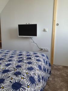 a bedroom with a bed with a tv on the wall at Angers Green Lodge - Yellow Sun Appartement in Angers