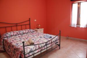 - une chambre avec un lit doté d'un chapeau dans l'établissement Agriturismo Carnaroli, à Piagge