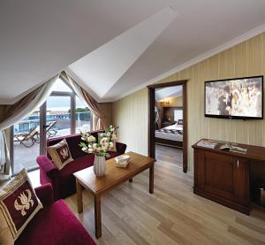 TV a/nebo společenská místnost v ubytování Emre Beach & Emre Hotel