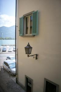 una luz en el lateral de un edificio con ventana en Ml rooms en Lovere
