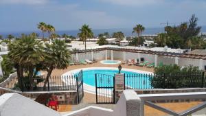 een uitzicht op het zwembad van een resort bij Viviendas Las Vistas in Puerto del Carmen