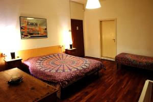 リーヴァ・デル・ガルダにあるAlbergo La Montanaraのベッドとテーブルが備わるホテルルームです。