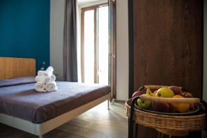 a room with a bed and a basket of fruit at beb slowlife2 in Marina di Camerota