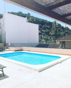 Bazén v ubytovaní Agua IV & seasonal pool by ELE Apartments alebo v jeho blízkosti