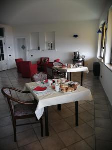 - un salon avec deux tables avec de la nourriture dans l'établissement Villa Magnolia BB, Lago Maggiore (Massino Visconti, Italy), à Massino Visconti