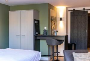 um quarto com uma cama e um bar em Studio 23 em Zandvoort