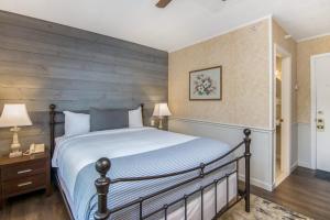 Postel nebo postele na pokoji v ubytování Grey Fox Inn