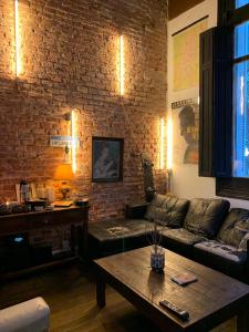 uma sala de estar com um sofá e uma mesa em Casa Mutante em Montevidéu