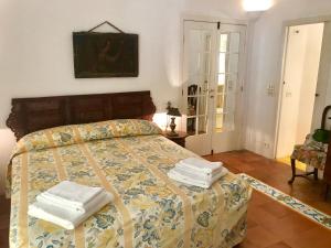 une chambre avec un lit avec des serviettes dessus dans l'établissement Villa Guya, à Capri