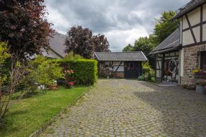 eine Kopfsteinpflastereinfahrt vor einem Haus in der Unterkunft Ferienhaus Vennblick in Monschau