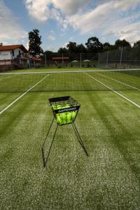 Tennis and/or squash facilities at Villa Garden or nearby