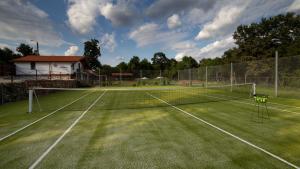 Tennis och/eller squashbanor vid eller i närheten av Villa Garden