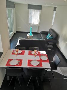 ein Wohnzimmer mit einem Tisch und einem Sofa in der Unterkunft Luxueus duplex appartement aan zee in Koksijde