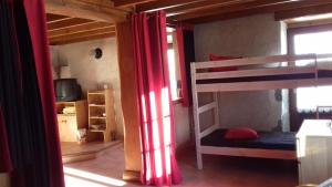 Zimmer mit 2 Etagenbetten und roten Vorhängen in der Unterkunft Gite Seguret in Gresse-en-Vercors