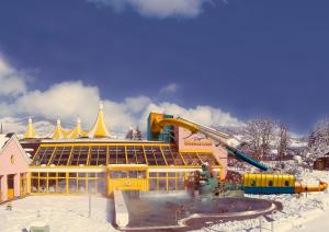 Bazén v ubytování Haus Berge Appartements nebo v jeho okolí