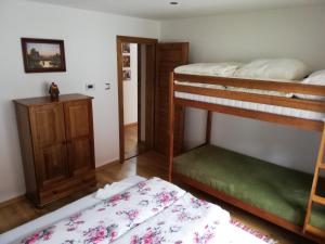 Poschodová posteľ alebo postele v izbe v ubytovaní Mima Ubytovanie