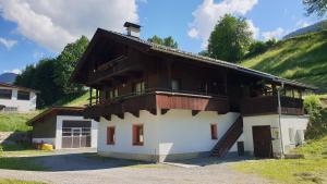 dom z balkonem na boku w obiekcie Ferienhaus Ewerk w Alpbach