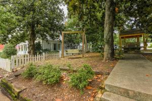 um parque com uma cerca, um banco e árvores em Simmons-Bond Inn Bed & Breakfast em Toccoa