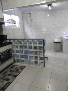 eine Küche mit einem Haufen Schubladen in einem Zimmer in der Unterkunft Casa de Veraneio in Governador Celso Ramos + 30 Fotos