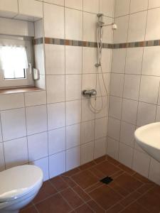 Ένα μπάνιο στο Ferienhaus Pilsum