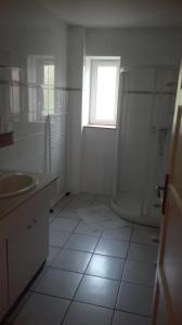 bagno con lavandino, servizi igienici e finestra di Gite de la douane a Xonrupt-Longemer