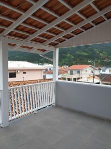 ein Blick vom Balkon eines Hauses in der Unterkunft Casa de Veraneio in Governador Celso Ramos