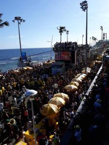una multitud de personas en una playa con sombrillas en Bahia Flat, en Salvador