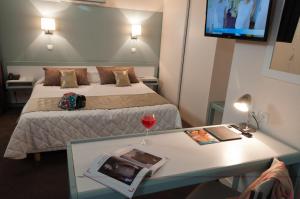 Postel nebo postele na pokoji v ubytování Hôtel Karène + 30 fotografií