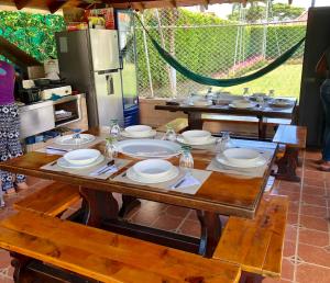 Rozo的住宿－La Morocha Hospedaje & Relax Campestre，厨房里一张带盘子的木桌