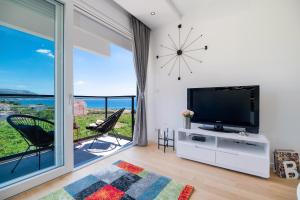 Televízia a/alebo spoločenská miestnosť v ubytovaní Apartment StellaMare