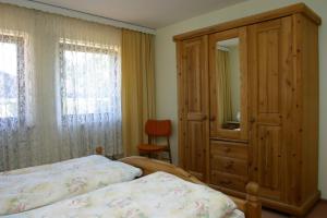 Un dormitorio con una cama, una cómoda y un espejo. en Gästehaus Steiger, en Bad Birnbach 1 foto más
