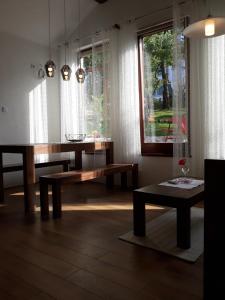 une salle à manger avec une table, un banc et une fenêtre dans l'établissement Apartments and Rooms Štefanac, à Slunj