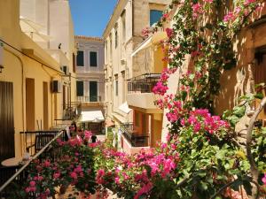 un callejón con flores al lado de un edificio en Iason Studios, en La Canea