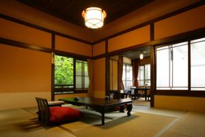 uma sala de estar com uma mesa de pingue-pongue em Hakone Onsen Ryokan Yaeikan em Hakone