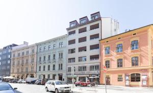 een groep gebouwen in een stadsstraat bij Apartment Masná 21 in Praag