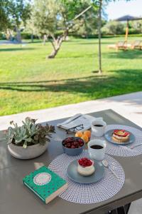 una mesa con platos de comida y tazas de café en Ta Spitakia en Cos