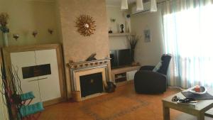 a living room with a fireplace and a television at Precioso apartamento a pie de playa en la nueva Milla de Oro entre Estepona y Marbella in Estepona