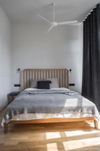 uma cama com uma estrutura de madeira num quarto em Apartament Ludowa 4 Miedzyzdroje em Międzyzdroje