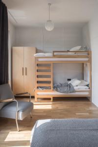 um quarto com um beliche e uma cadeira em Apartament Ludowa 4 Miedzyzdroje em Międzyzdroje